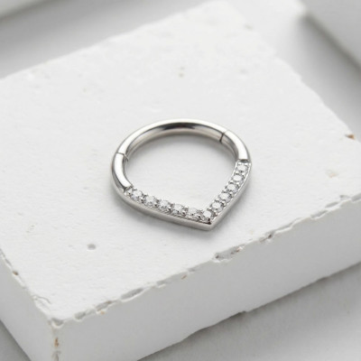 Aro Diseño Chevron con Bisagra de Titanio Grado Implante y Línea de Circonitas en Pavé