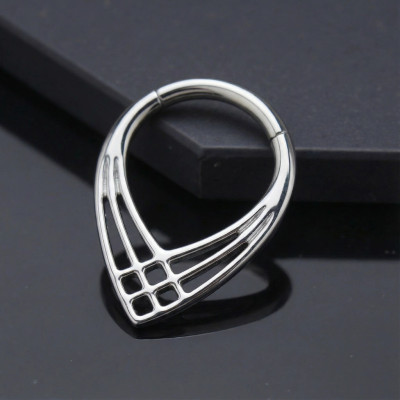 Argola de Titânio Grau Implante com Desenho Chevron Entrelaçado e Dobradiça