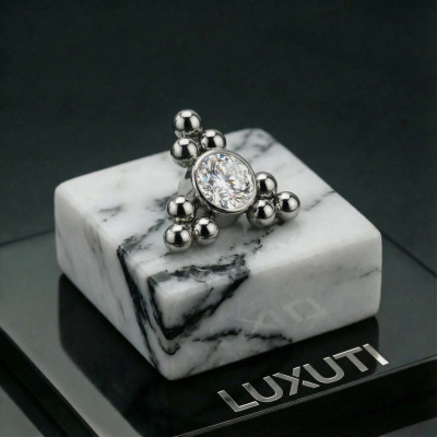 Top Centro de Circonita en Bisel y Racimos de Bolas Trinity en Titanio Grado Implante con Rosca Interna