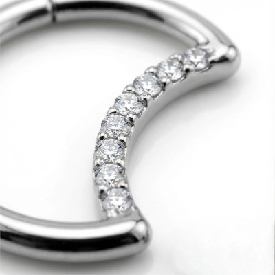Argola em Formato de Lua Crescente com Pavê de Zircônias e Dobradiça de Titânio Grau Implante