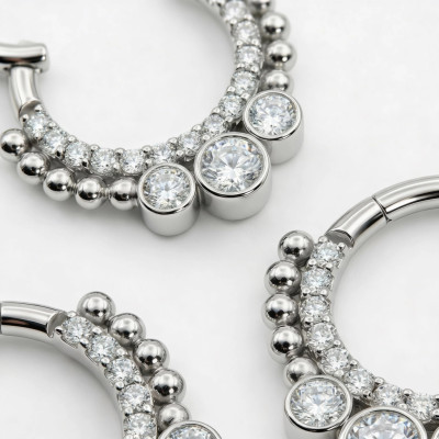 Argola Articulada de Titânio Grau Implante com Zircônias em Pavê Frontal, Exterior de Bolinhas e 3 Zircônias em Bisel