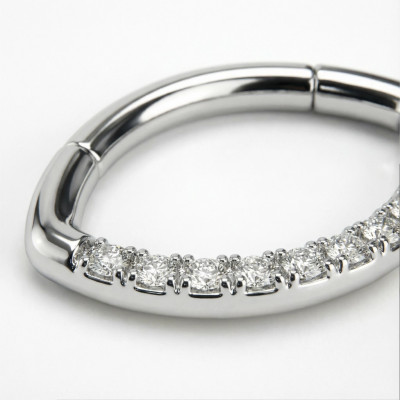 Argola em Forma de Oval com Pavé de Zircónias e Dobradiça de Titânio Grau Implante