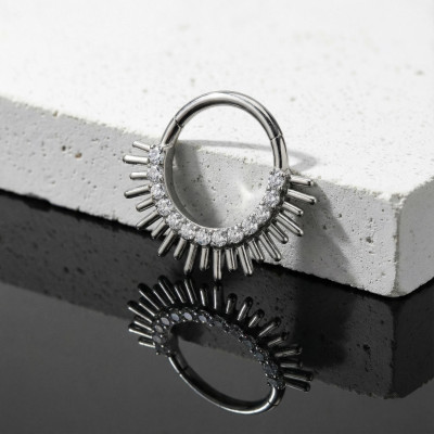 Argola Articulada de Titânio Grau Implante com Frontal de Pavê de Zircônias e Borda de Espigões