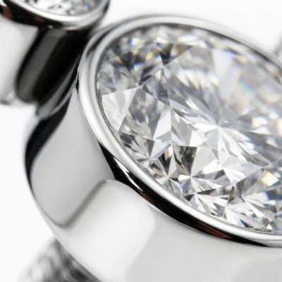 Top Mickey con 3 Circonitas en Bisel de Titanio Grado Implante con Rosca Interna