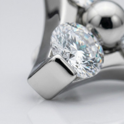 Gioiello per piercing in titanio di grado chirurgico con top triangolare in CZ